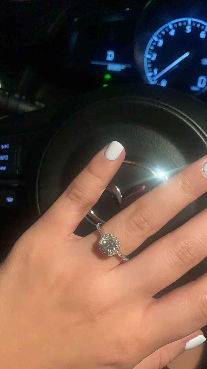 Post para enseñar tu hermoso anillo de compromiso jijiji 💍 - 1