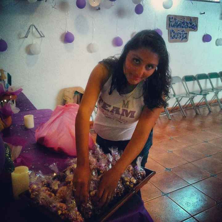 Una de mis damas de honor decorando!