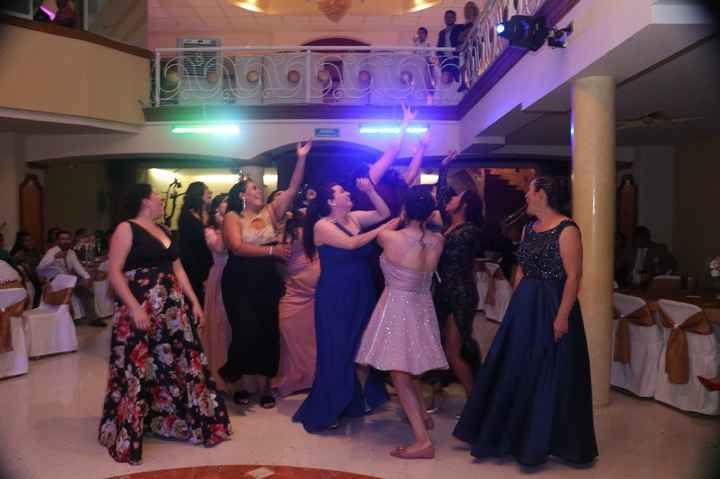 Fotos del épico momento “novia lanza tu ramo” - 7