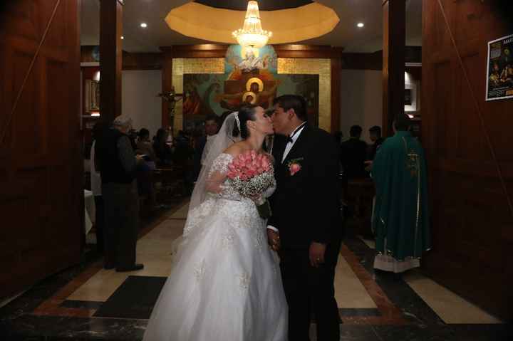 Karla reta a los novios de la comu a subir una foto de ellos besándose - 1