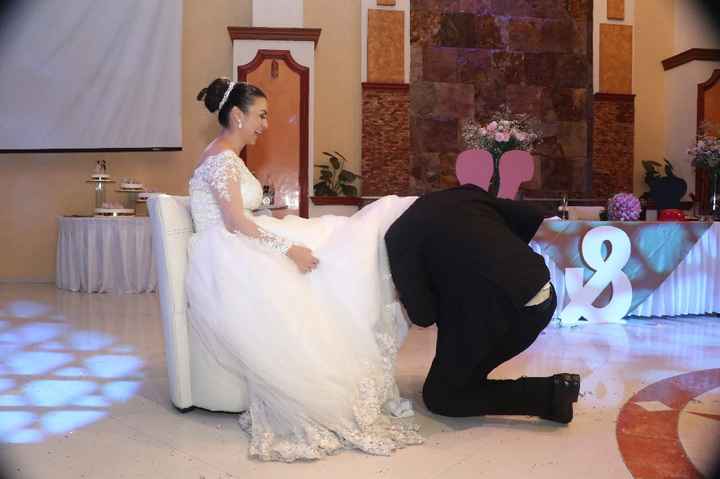 a ustedes les gustó o les gustaría que les quiten la liga el día  de la boda. - 1