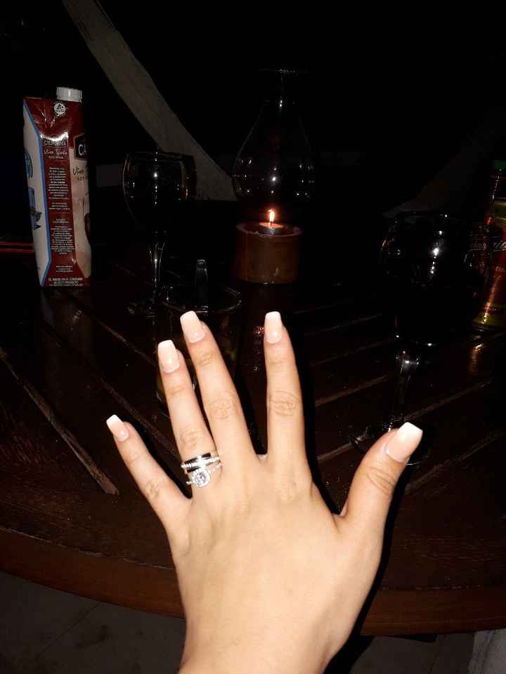 Dia Festivo y de presumir su anillo de compromiso - 11