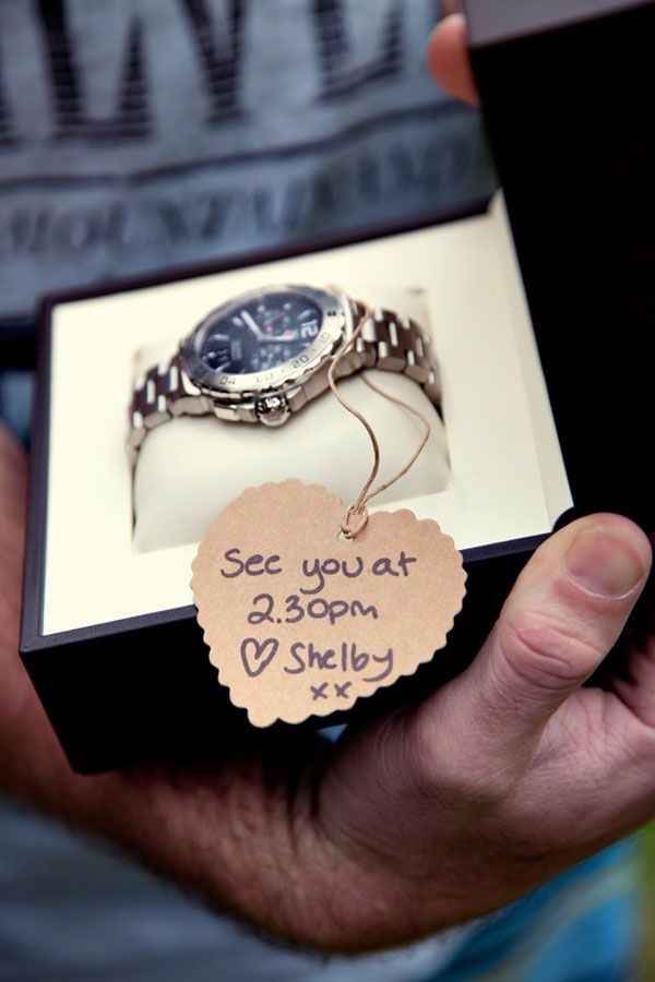 un hermoso reloj 