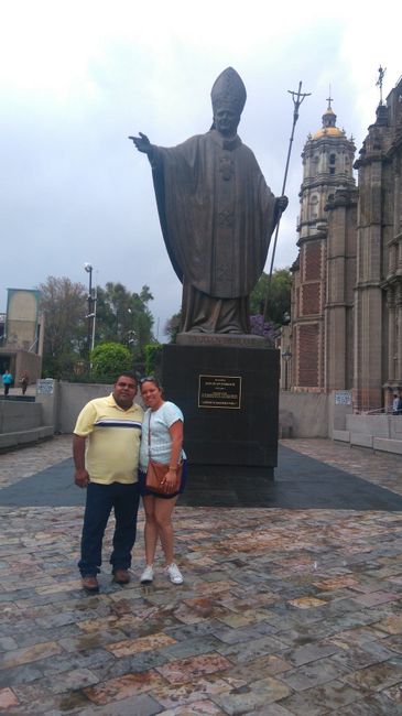 estatua del papa hecha con llaves 