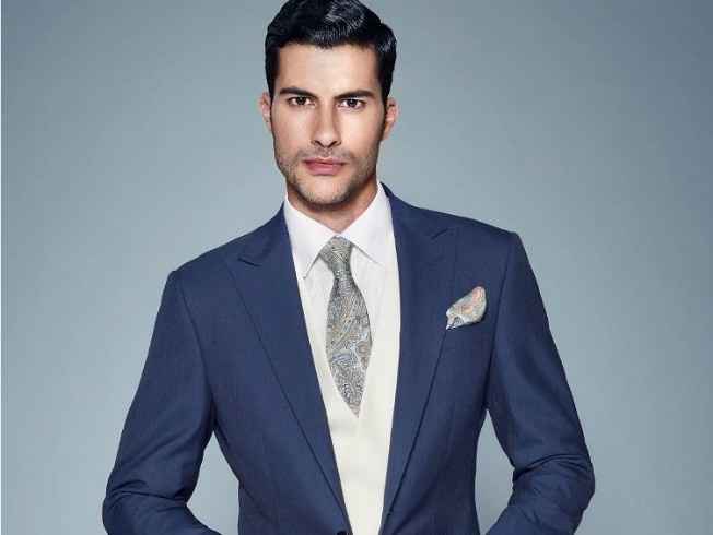 novio con corbata