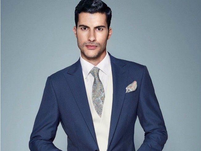 novio con corbata