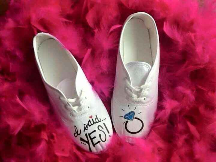 Que opinan sobre ¿usar tenis en ves de zapatillas con el vestido de novia? - 1