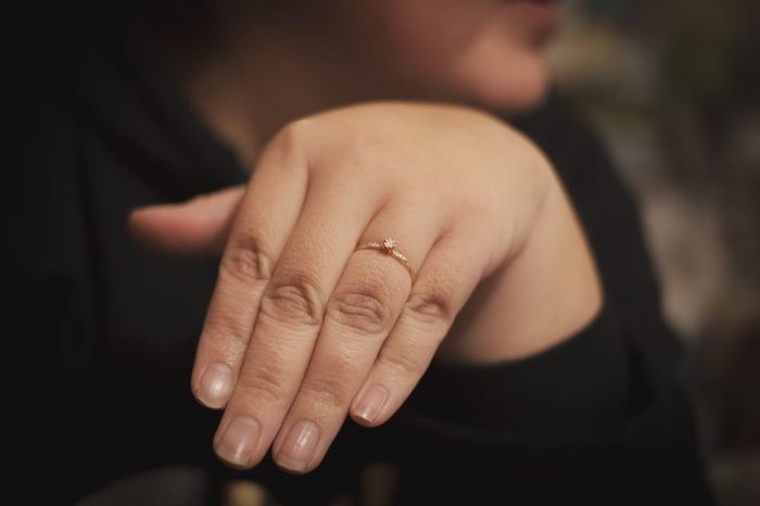 📸 Publica una foto mostrando su anillo de compromiso o alianza de boda 34