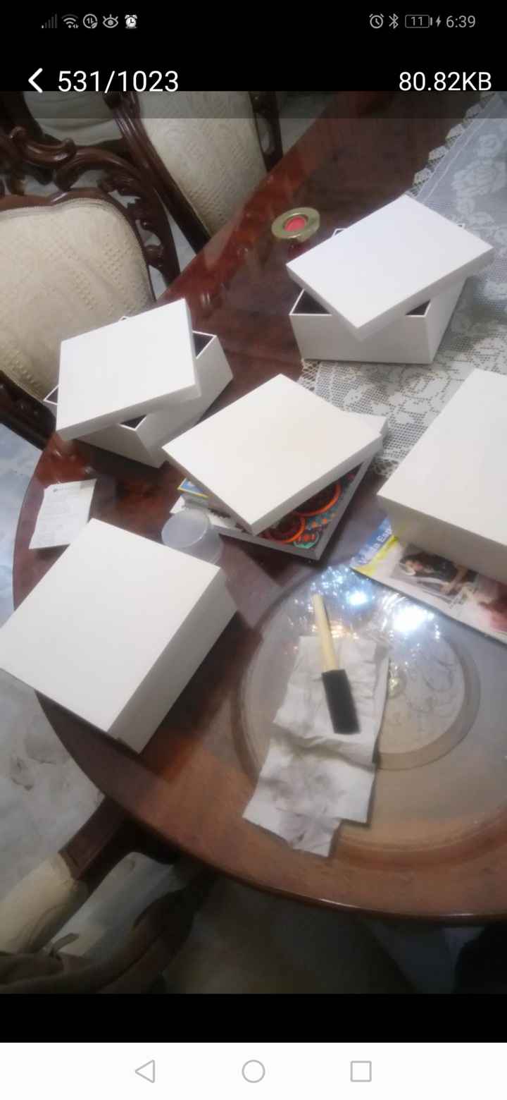 Yo pintando las cajas para adornarlas y personalizarlas tambien (las compré en fantasías Miguel)