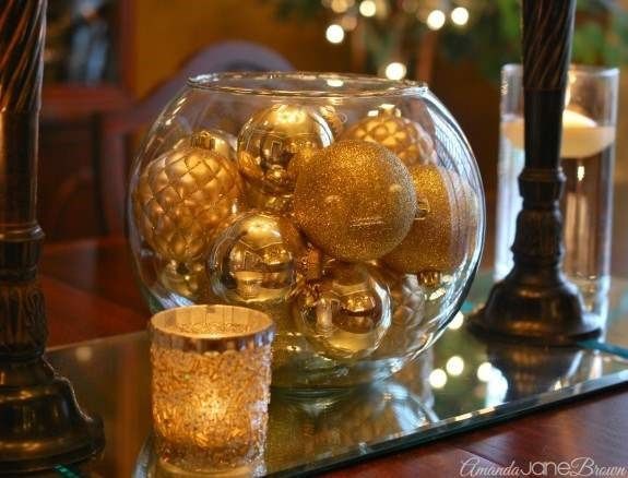 espejo de base, esferas y una vela