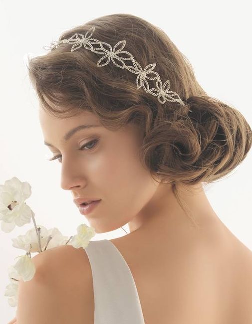 Peinado de novia con tocados de hilos de plata