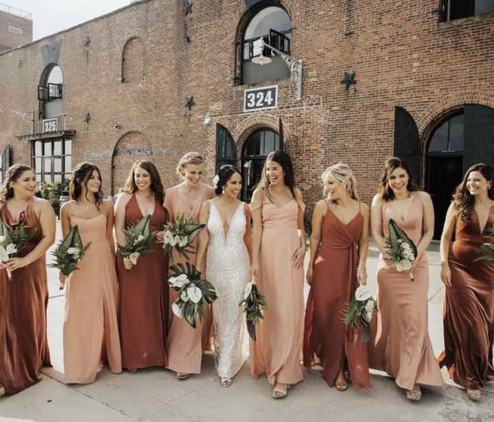 Damas vestidas del mismo color y mismo modelo??? - 5