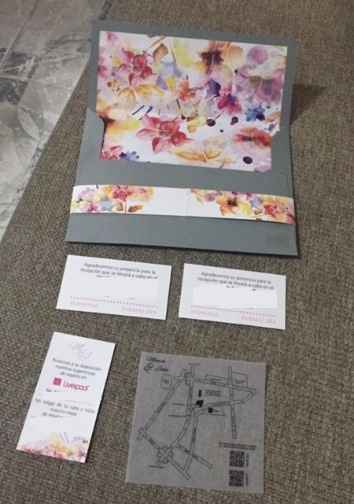 boletos y mesa de regalos de frente