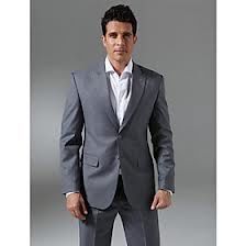 traje para el novio sin corbata