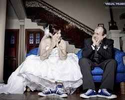 traje para el novio con tenis