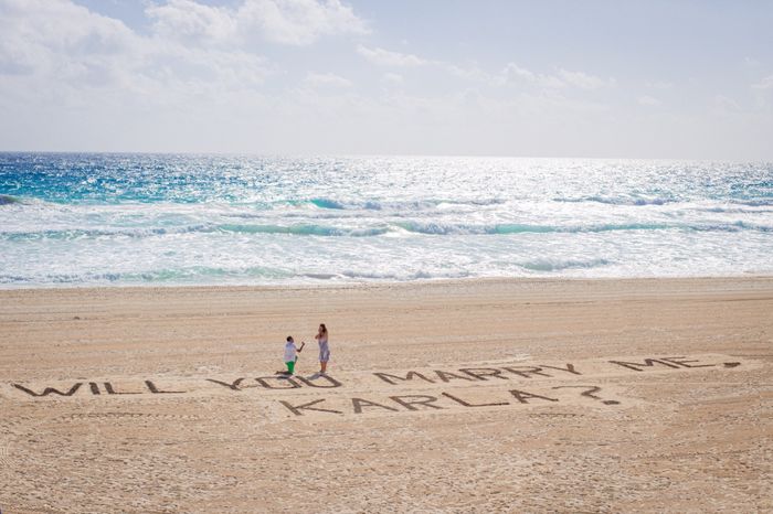 Hola niñas me gustaría saber cómo fue   su pedida de compromiso 😍😍😍 3