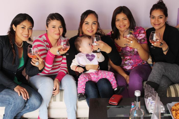 Brindando.