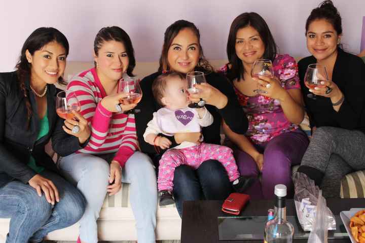 Brindando.