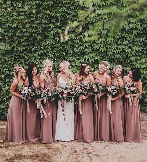 todas del mismo tono, no importa el estilo del vestido