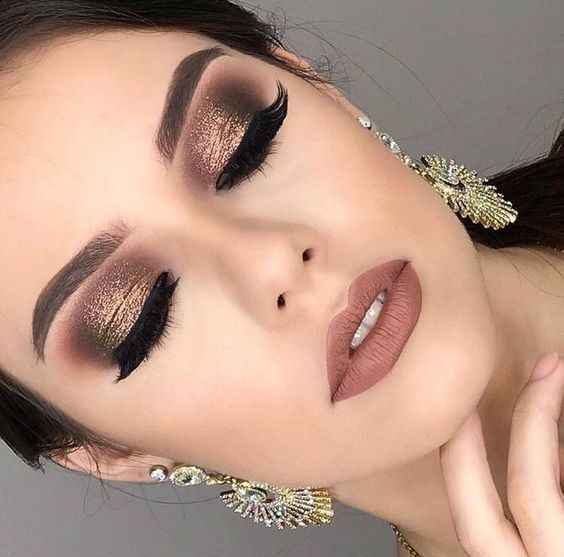 C) Un maquillaje en tonos rosas, súper romántico