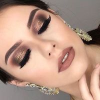 C) Un maquillaje en tonos rosas, súper romántico