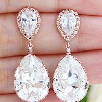 C) Un maquillaje en tonos rosas, súper romántico