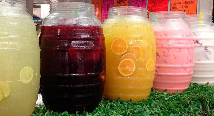 De horchata, chía con limón, alfalfa, frutas