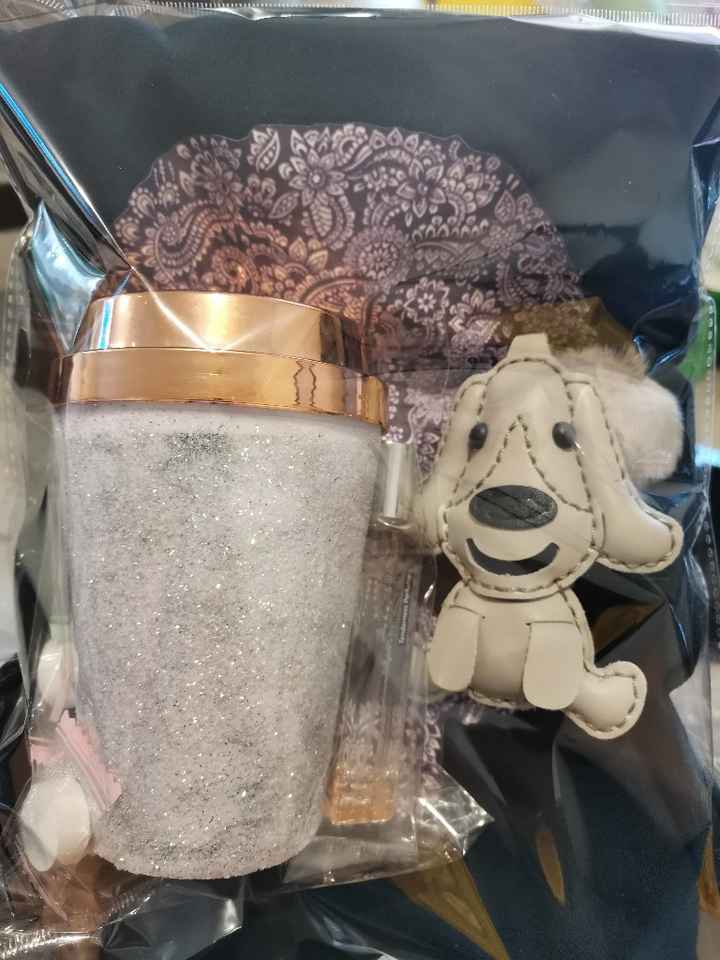 Listo los obsequios para mis damas. - 1