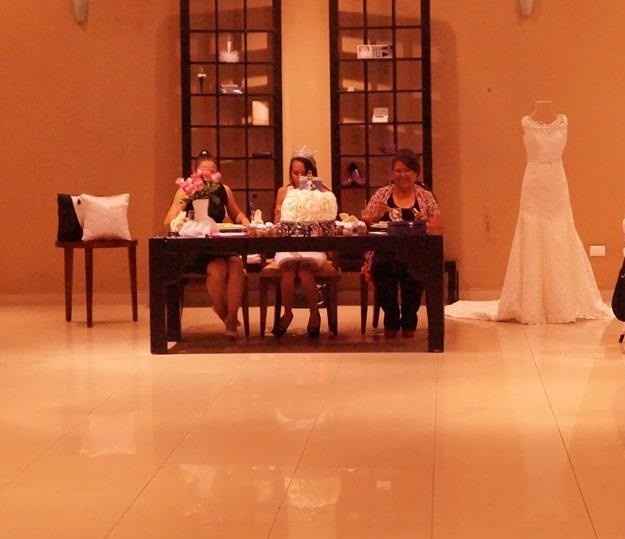 Mesa principal (mi mamá, mi suegra y yo)