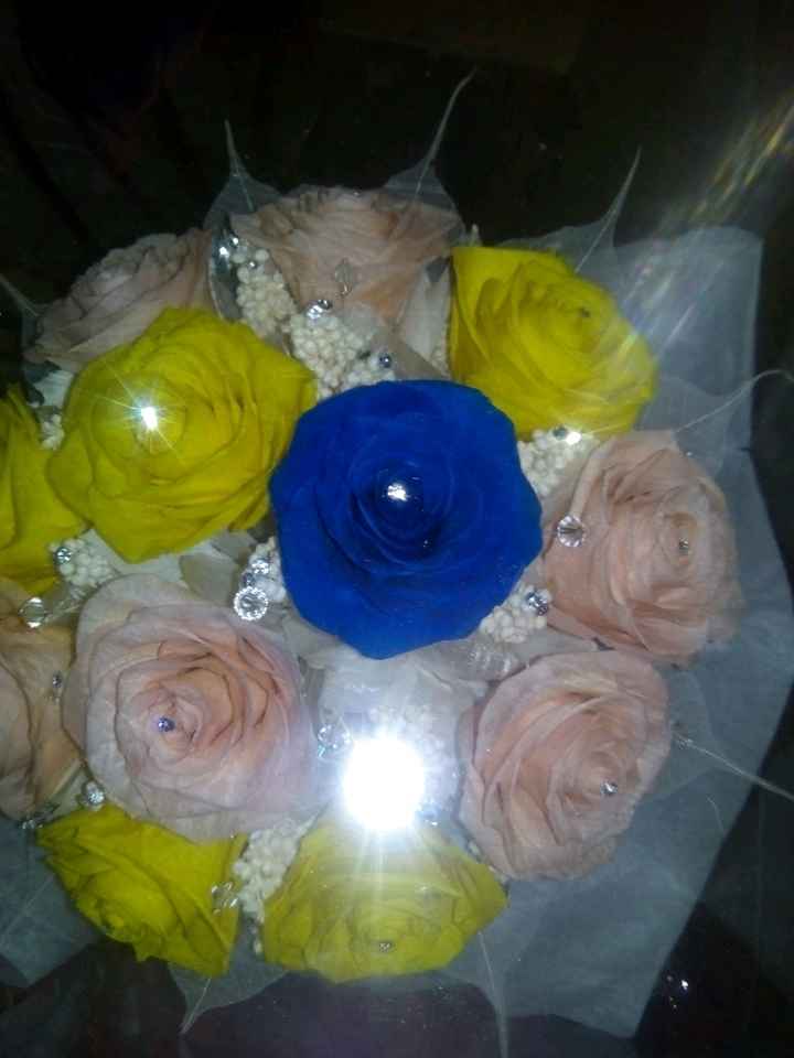 Novias hermosas les presento mis ramos hermosos que me regalo mi hermana a  unos días de mi gran día