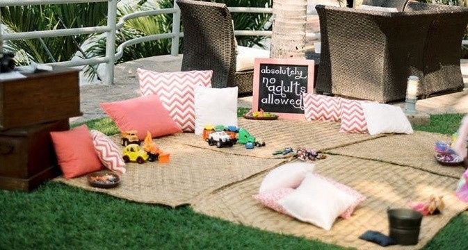 Minicine ... una pantalla y unos cuantos cojines bastarán para que los más pequeños se acomoden y pa