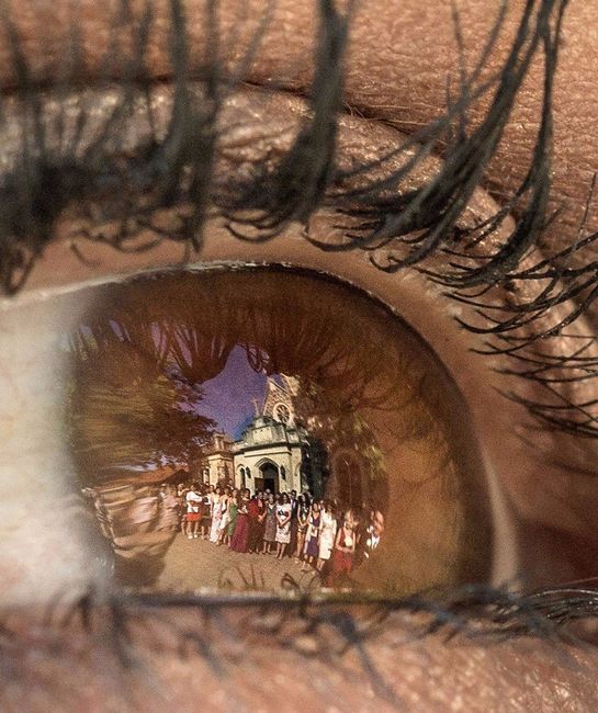 La novia mira a los invitados de su boda