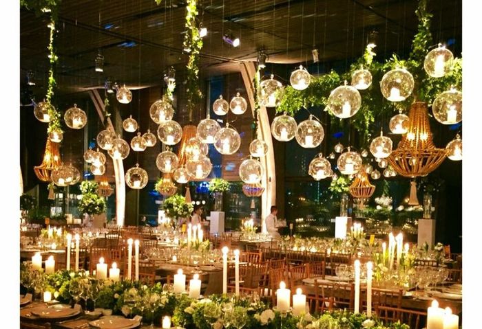 Decoración con arreglos colgados. - 1