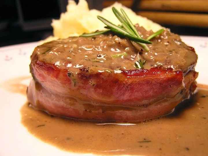 Lomo de res en salsa húngara