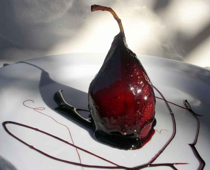 Pera al vino tino en salsa de almendra