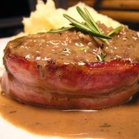 Lomo de res en salsa húngara