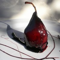 Pera al vino tino en salsa de almendra