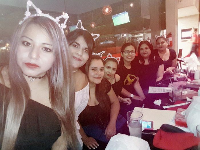 Ellas felices usando las diademitas que les hise