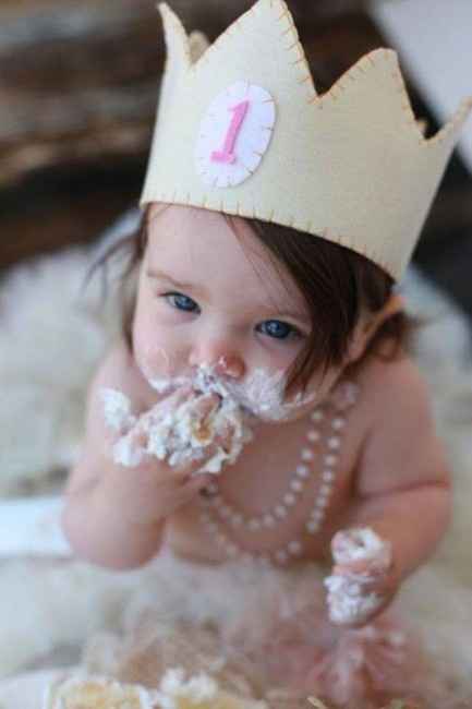 niña comiendo pastel
