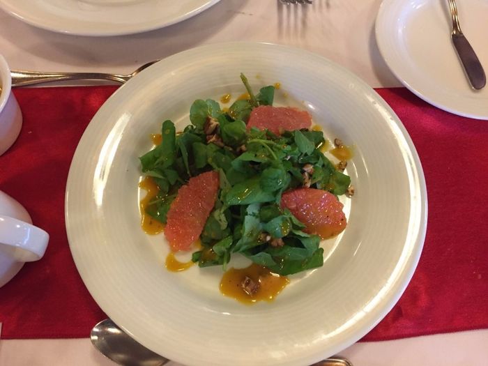 la entrada del menú ensalada de berros con gajos de toronja