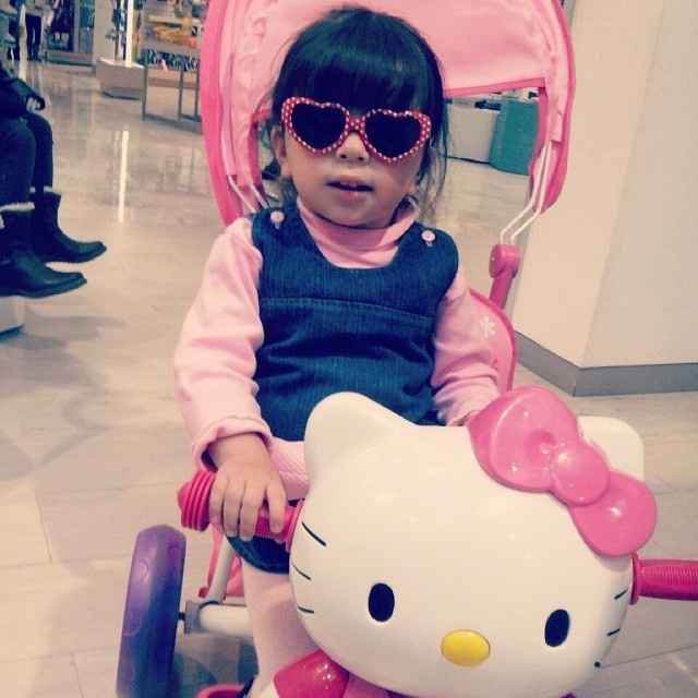Mi hermosa feliz con su regalo de reyes