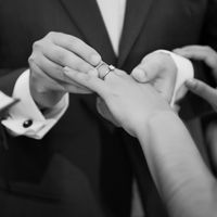 📸 Publica una foto mostrando su anillo de compromiso o alianza de boda - 1
