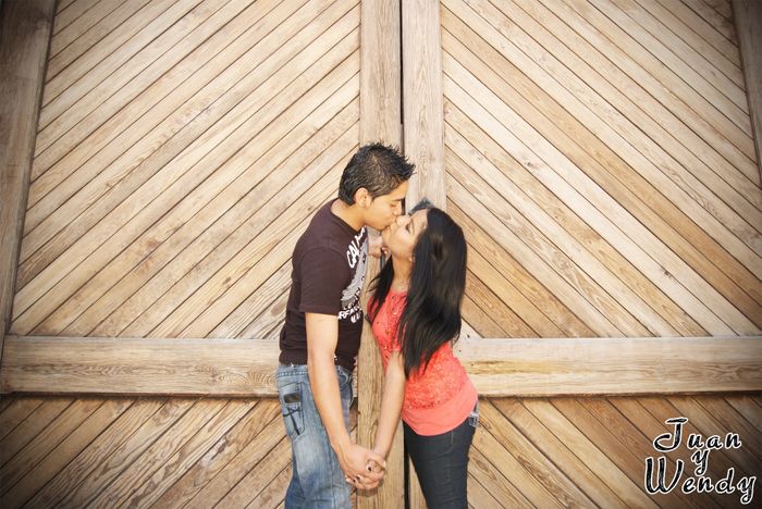 en la puerta de madera 