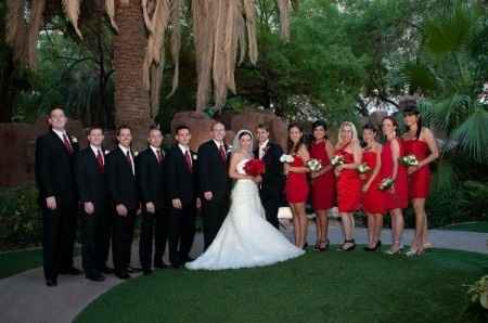 Damas de honor con vestido rojo