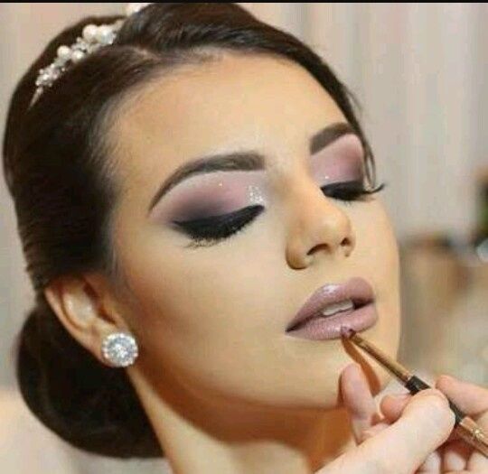 Que tipo de maquillaje y peinado ? - 1