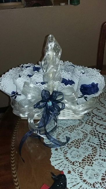 Canasta con conos y pétalos lista - 1
