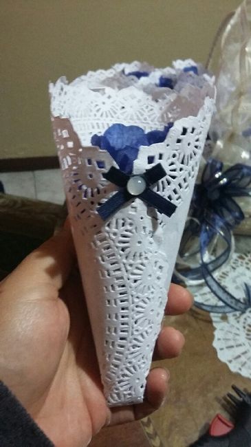 Canasta con conos y pétalos lista - 2