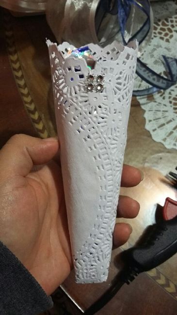 Canasta con conos y pétalos lista - 3