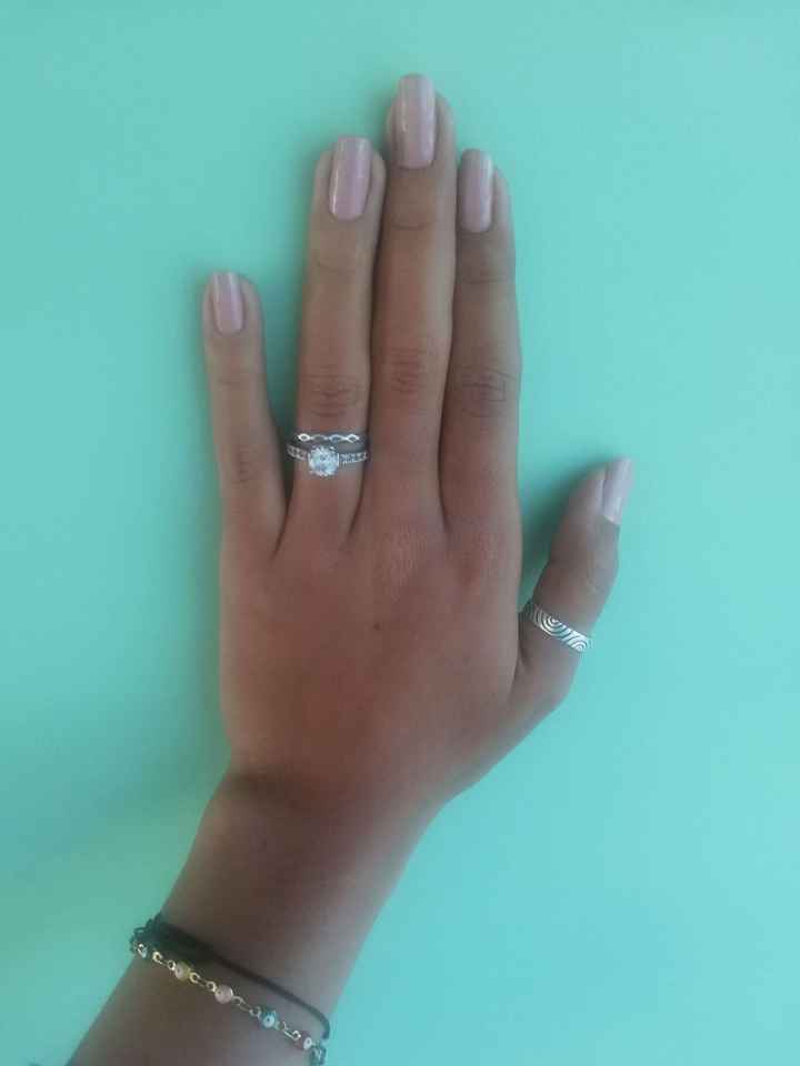 Mi anillo de compromiso, Nora - 1