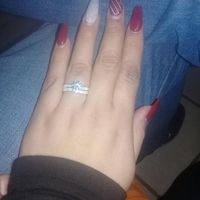 📸 Publica una foto mostrando su anillo de compromiso o alianza de boda - 1
